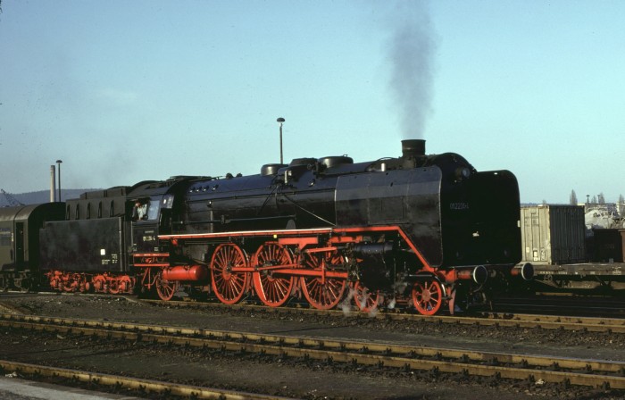 01 204 mit E 805 soeben aus Leipzig in Saalfeld eingetroffen, 10.05.1980