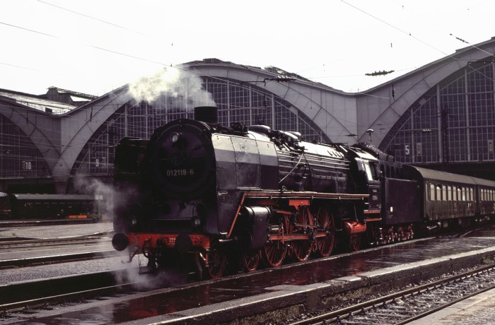 01 118 vor E 805 in Leipzig Hbf, 22.08.1980