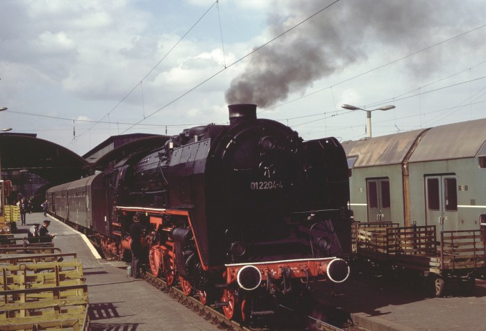 01 204 vor P 7337 in Halle Hbf, 25.08.1980