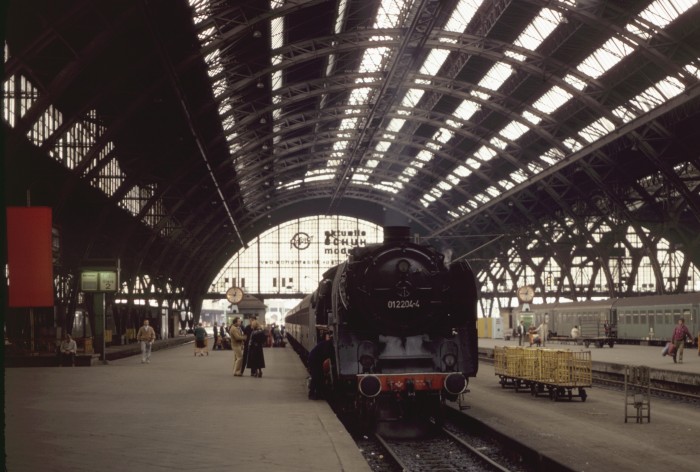 01 2204 ist soeben mit E 802 aus Saalfeld in in Leipzig Hbf eingetroffen, um 12:45h am 31.08.1980