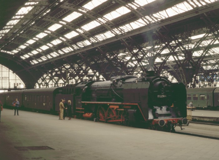 01 204 vorm E 802 aus Saalfeld in in Leipzig Hbf gegen 12:50 am 31.08.1980