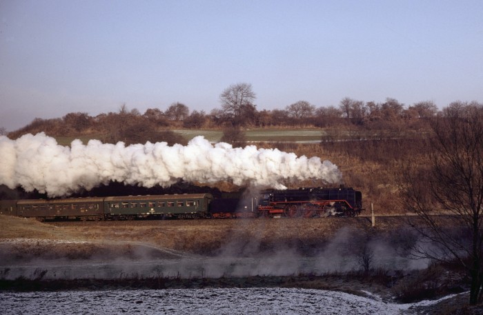 01 118 mit E 802 vor Unterwellenborn, 28.12.1980