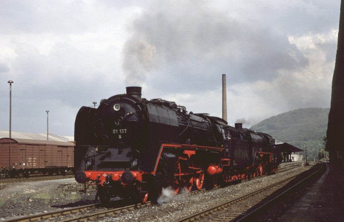 01 137 + 03 001 in Löbau, 19.06.1982