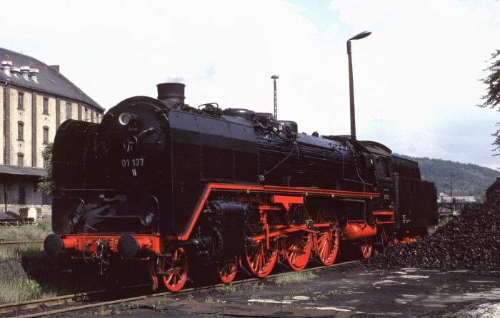 01 137 + 03 001 in Löbau, 19.06.1982