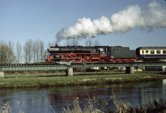 01 150 Sonderzug Celle->Bergen auf der OHE, auf der Örtze-Brücke bei Eversen, 12.03.1983