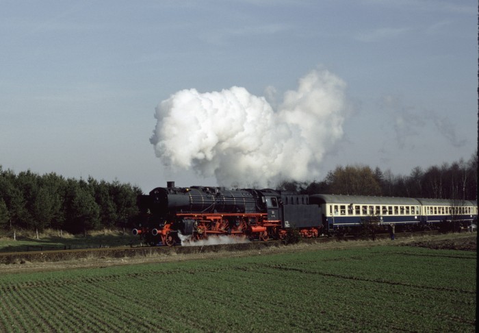 01 150 mit dem Sonderzug hinter Beckedorf um 10:29h am 13.03.1983