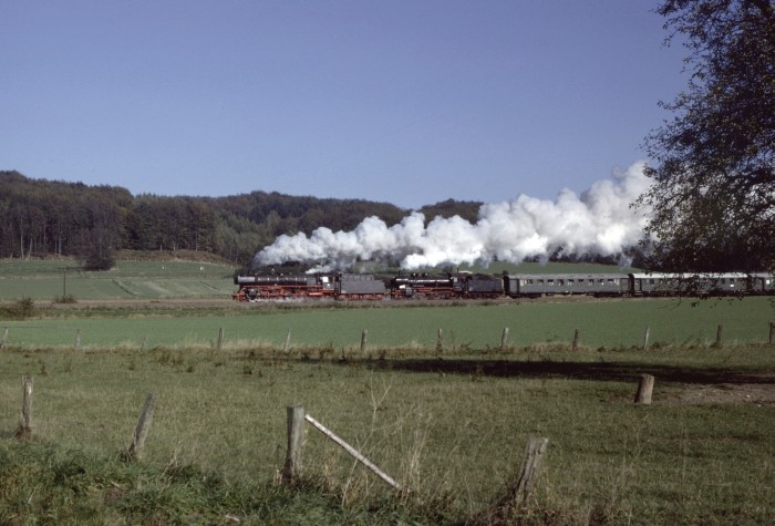 01 150 + 38 1772 Sonderzug auf der TWE hinter Bad Iburg, 23.10.1983