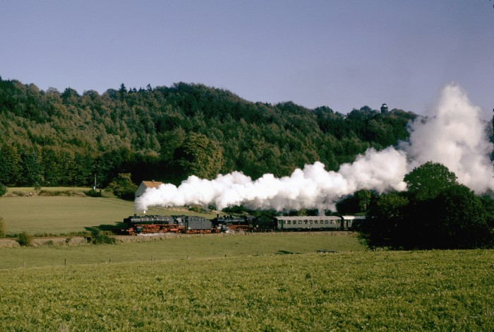 01 150 + 38 1772 Sonderzug auf der TWE, hinter Tecklenburg, 23.10.1983