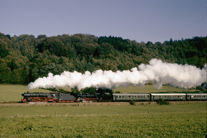01 150 + 38 1772 Sonderzug auf der TWE, hinter Tecklenburg, 23.10.1983