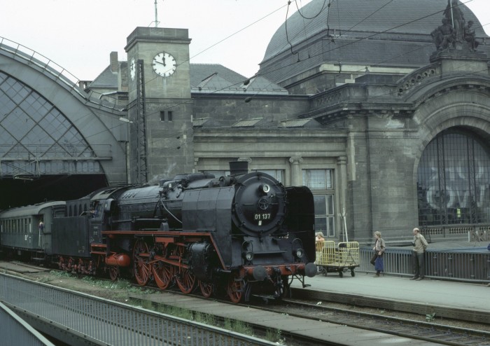 01 137 Umsetzen mit Sonderzug in Dresden Hbf am 17.06.1984