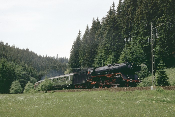 01 150 mit Sonderzug auf Frankenwaldrampe hinter Förtschendorf, 30.05.1992