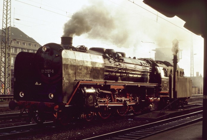 01 137 wartet auf D 2758 in Erurt Hbf, 08.05.1993