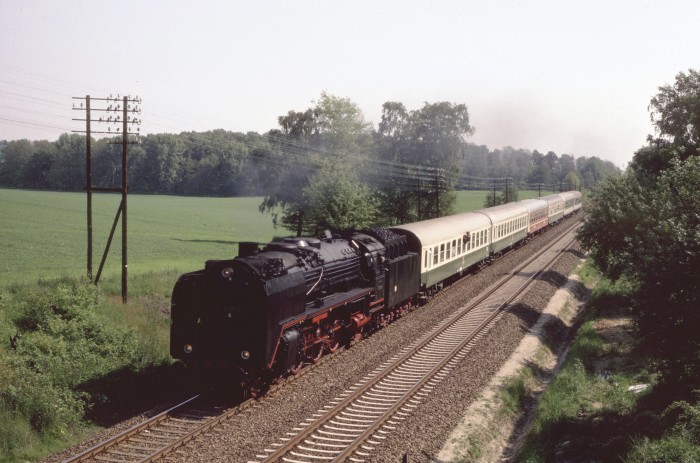 01 137 vorm D 456 (→Dresden) bei Seitschen, 25.05.1995