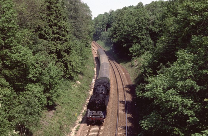01 137 mit kurzem D 1854 im Einschnitt hinter Zoblitz um 14:40h am 26.05.1995