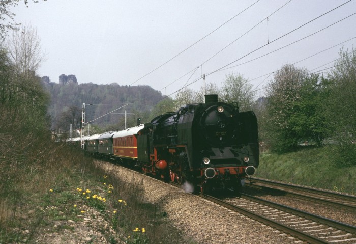 01 137 Zug nach Bad Schandau, Ausfahrt Rathen, 03.05.1997