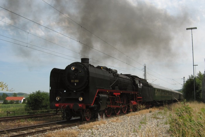 01 066 mit E 31749 Ausfahrt Möttingen, 14.06.2009