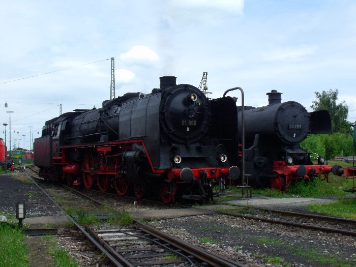 01 066 erhält kurz vor der Mittagspause im Bw Nördlingen erst mal Wasser, um 13:00h am 10.06.2012