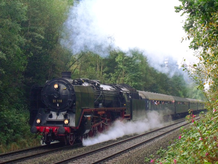 01 118 mit Pendelzug auf der Schiefen Ebene von Neuenmarkt nach Markstschorgast, vor Marktschorgast im Wald (bei km 80,7) um 10:20h am 20.09.2014