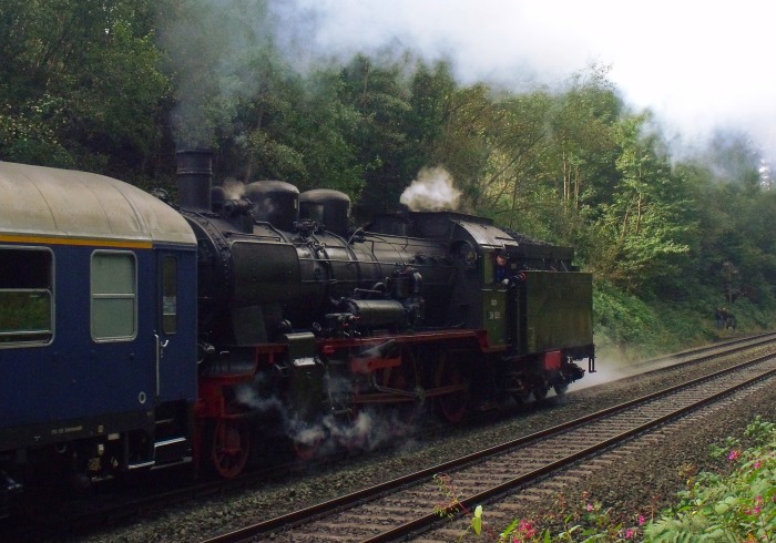 Die 38 1301 schob den Zug, der von 01 118 allein gezogen wurde, um 10:20h am 20.09.2014
