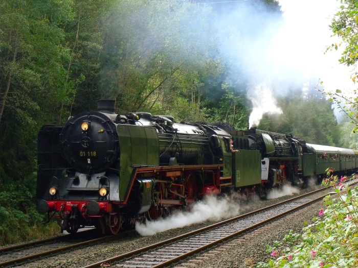 01 118 + 01 533 (ebenfalls aus Österreich hinzugekommen) vor Pendelzug auf der Schiefen Ebene (es schiebt 64 491) bei km 80,7 um 12:06h am 20.09.2014