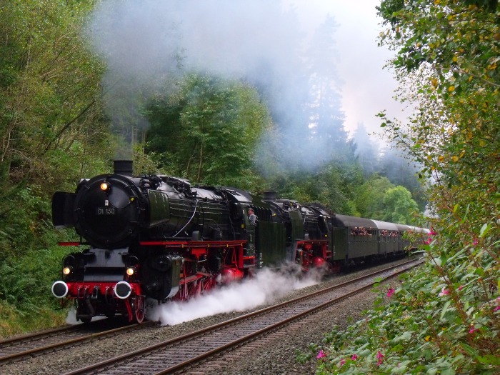 01 150 + 01 118 vor Pendelzug auf der Schiefen Ebene (es schiebt 64 491) bei km 80,7 um 13:57h am 20.09.2014