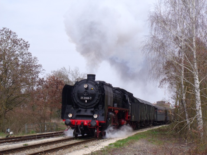 01 066 mit BEM-Zug von Gunzenhausen nach Nördlingen, Ausfahrt Wassertrüdingen, um 12:12h am 10.04.2016