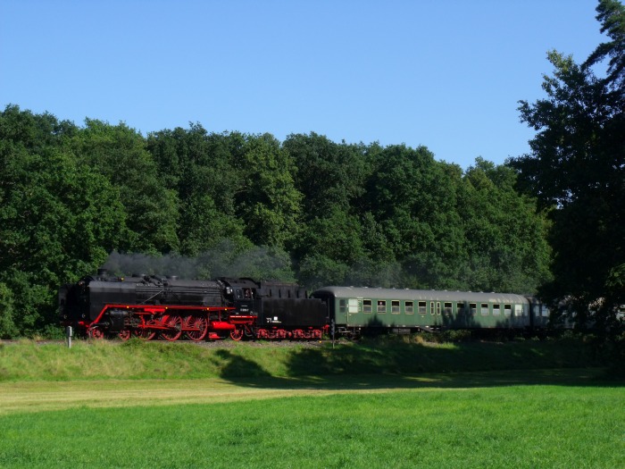 01 066 mit “Eilzug” Harburg → Wassertrüdingen, südlich von Wassertrüdingen bei km 22,8, mit etwas Verspätung um 16:12h am 27.08.2016