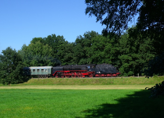 01 066 Tv auf der Rückfahrt nach Nördlingen südlich von Wassertrüdingen bei km 22,8, noch mehr Verspätung im Schleichfahrttempo, um 16:48h am 27.08.2016.