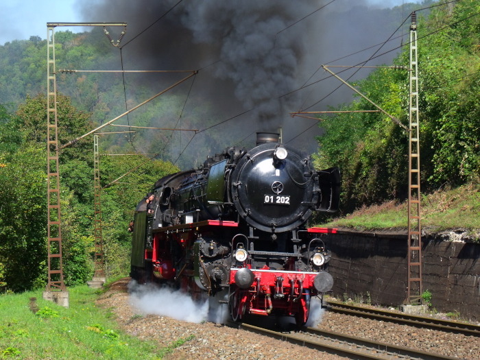 01 202 mit Sonderzug aus Stuttgart Richtung Ulm (DPE 80196) mitten auf der Geislinger Steige, (bei km 64,7) um 11:12h am 15.09.2019