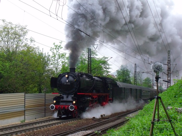 01 150 mit UEF-Sonderzug von Heilbronn nach Lindau am Bodensee auf, um 8:24h am 01.05.2014