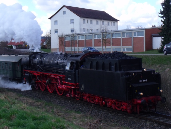 01 180 Tender voran (“Tv”) mit BEM- Zug von Nördlingen nach Gunzenhausen, kurz hinter der nördlichen Ausfahrt Wassertrüdingen, um 11:10h am 05.04.2015