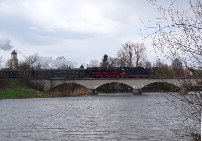 01 180 Tv fährt mit dem mit BEM- Zug Richtung Gunzenhausen gerade über die Wörnitz-Brücke direkt bei der Stadt Oettingen, um 15:22h am 06.04.2015