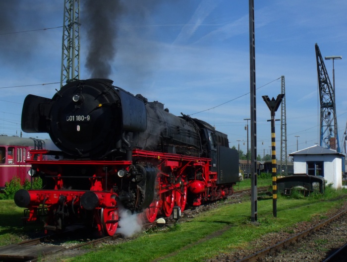 01 180 bei den Vorbereitungen für die Sonderzüge an den traditionellen Frühlings -Dampftagen des BEM, um 9:28h am 16.05.2015