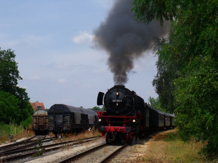01 180 mit Zug Gunzenhausen→Nördlingen, mittlerweile wohl auch optisch unverkennbar Ausfahrt Wassertrüdingen, um 13:27h am 12.07.2015