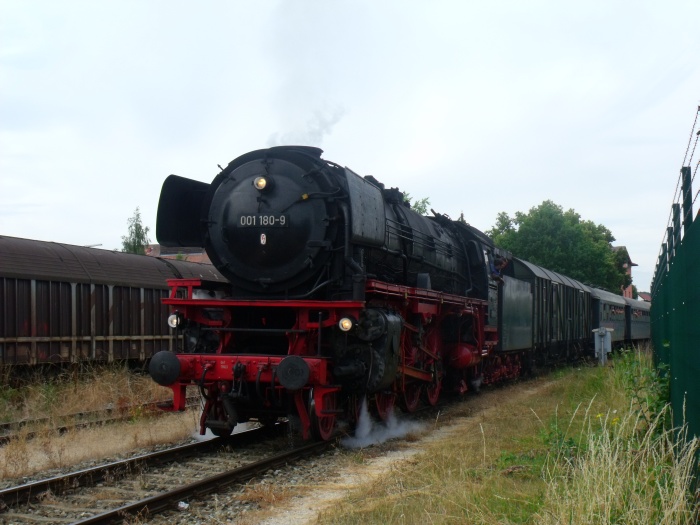 01 180 mit dem zweiten Zug des Tages Gunzenhausen→Nördlingen, direkt bei der Abfahrt im Bahnhof Wassertrüdingen, um 16:49h am 12.07.2015