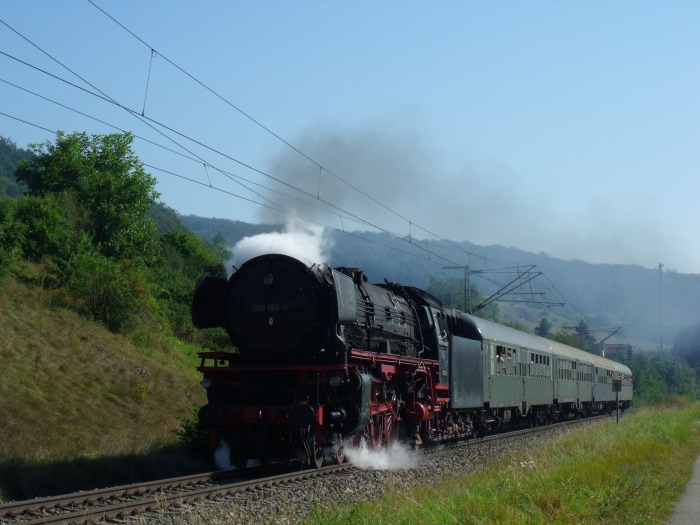 01 180 mit “Eilzug” Harburg →Wassertrüdingen, hinter Ronheim auf der Strecke Donauwörth -Nördlingen, um 10:17h am 27.08.2016