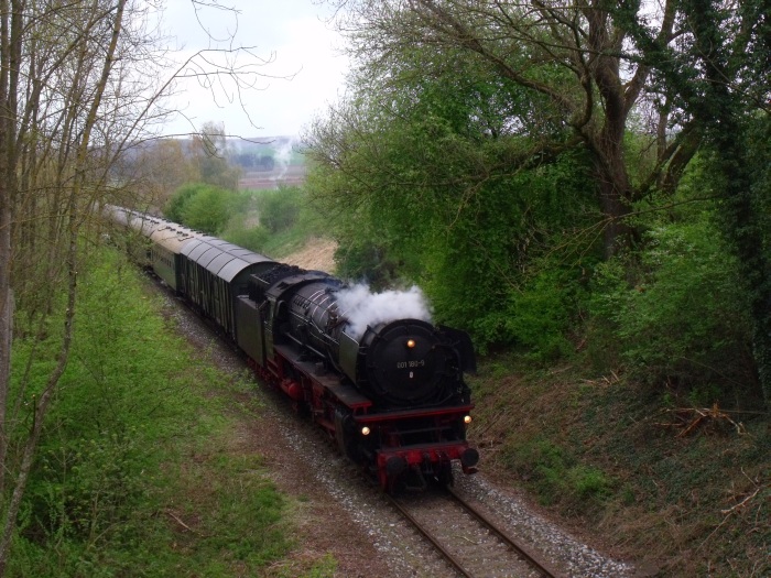01 180 mit den normalen Pendel-Personenzügen vom BEM Nördlingen, auf dem Rückweg von Gunzenhausen nach Nördlingen, direkt an der kleinen Straßenbrücke vor Auhausen, um 12:36h am 16.04.2017