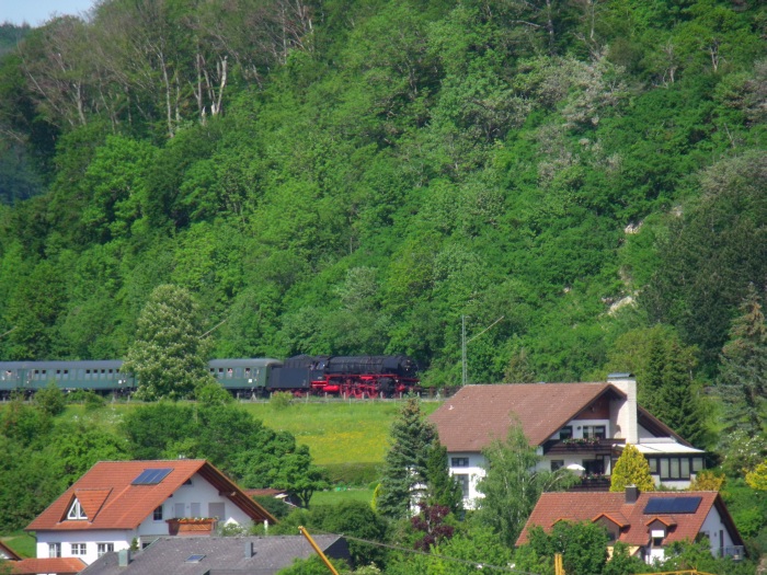 01 180 mit Sonderzug DPE 61440 aus Nördlingen bergab fahrend vor Lauchheim, um 15:36h am 01.06.2019