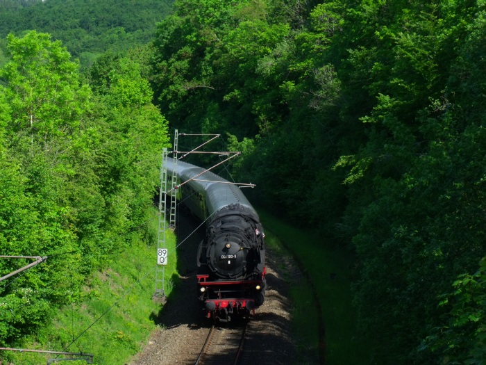 01 180 mit Sonderzug DPE 61440 aus Nördlingen an der Einfahrt von Lauchheim, um 15:37h am 01.06.2019
