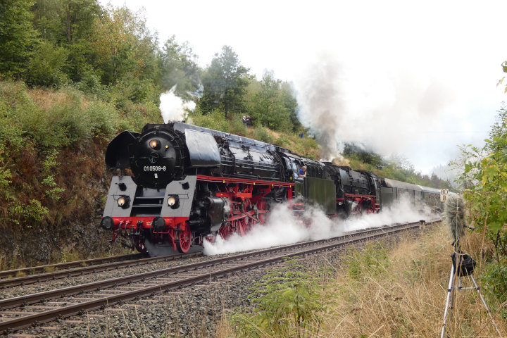 01 509 + 01 180 vor dem Sonderzug Nr.28582 nach Marktschorgast auf der Schiefen Ebene bei Strecken-km 80,8, um 15:31h am 10.09.2022