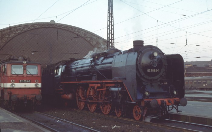 01 069 vor D 925 neben 211 029 in Dresden Neustadt, 15.03.1977