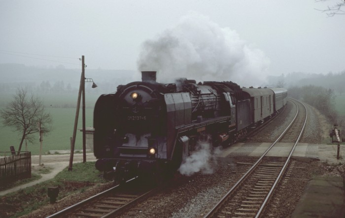 01 137 mit D 1071 aus Berlin, bei Oberau, am 23.03.1977