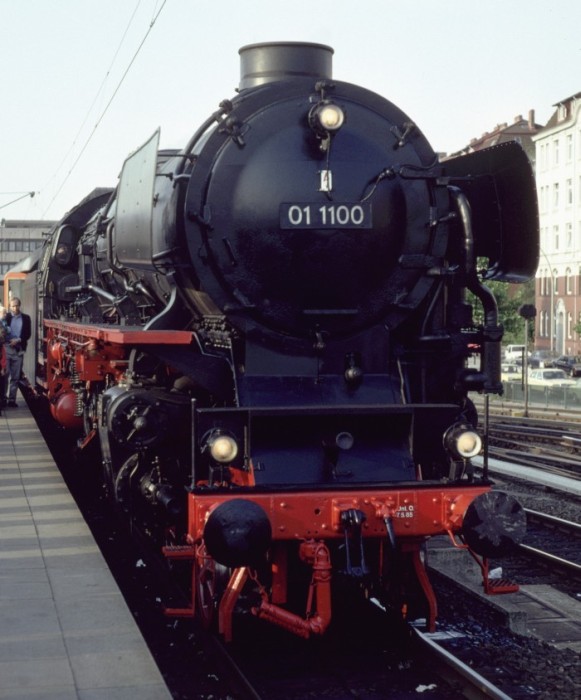 01 1100 in vollem DB-outfit, wie es sich gehört, an historischem Ort: Bahnhof Hamburg-Altona vor einem Zug nach Westerland um 7:45h am 23.07.1989