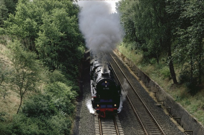 01 1100 mit Sonderzug wieder nach Westerland, nördlich von Bredstedt am Stoll-Berg, der einzigen Erhöhung im ansonsten ziemlich flachen nördlichen Dithmarschen..., um 11:00h am 06.08.1989