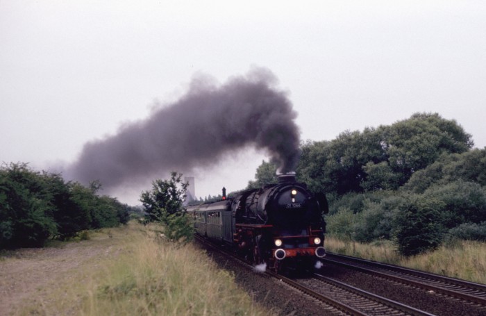 01 1066 mit Sonderzug von Plön Richtung Hamburg, hinter Ausfahrt Bad Oldesloe, um 19:32h am 28.07.1990