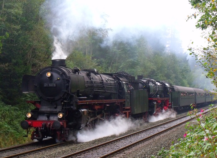 01 1075 + 01 150 auf der Schiefen Ebene mit Pendelzug nach Marktschorgast, bei km 80,7 im Wald, um 12:25h am 20.09.2014