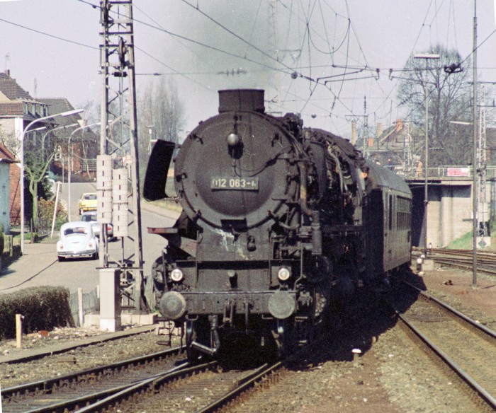 012 063 trifft mit D 715 aus Emden in Rheine ein, um 11:40h am 23.03.1975