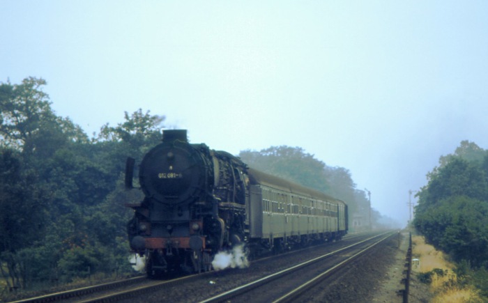 012 081 in vollem Tempo auf der Strecke Rheine Emden mit einem der typischen Eilzüge, im Sommer 1974