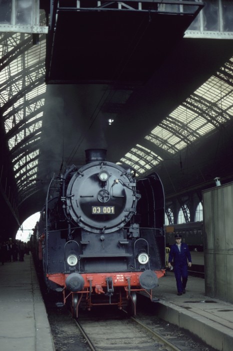 03 001 vor Sonderzug in Dresden Hbf, 19.06.1982
