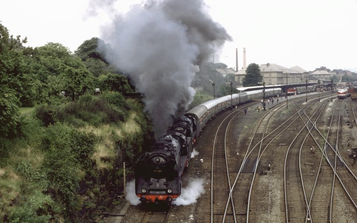 03 001 + 01 137 DMV-Sonderzug ->Dresden, Ausfahrt Bautzen, 20.06.1982